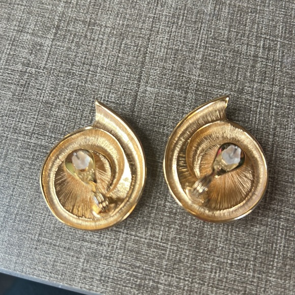 Monet Vintage Gold and Cream Earrings - Picture 3 of 8